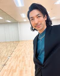 TAKAHIROがカメラをのぞき込む写真