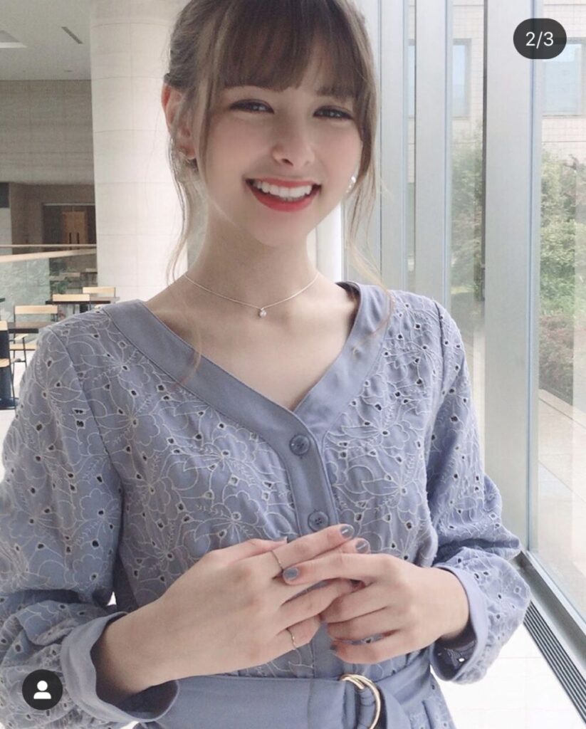 嵐莉菜が笑顔のアップスタイル