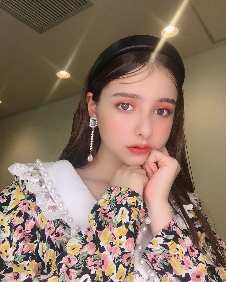 嵐莉菜の花柄の服を着た自撮り