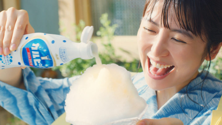 長澤まさみがかき氷にカルピスをかけている写真