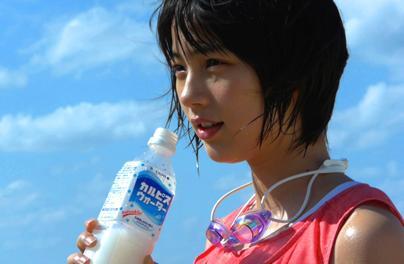 能年玲奈がカルピスを飲もうとしている画像