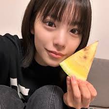 當真あみがスイカを持っている写真