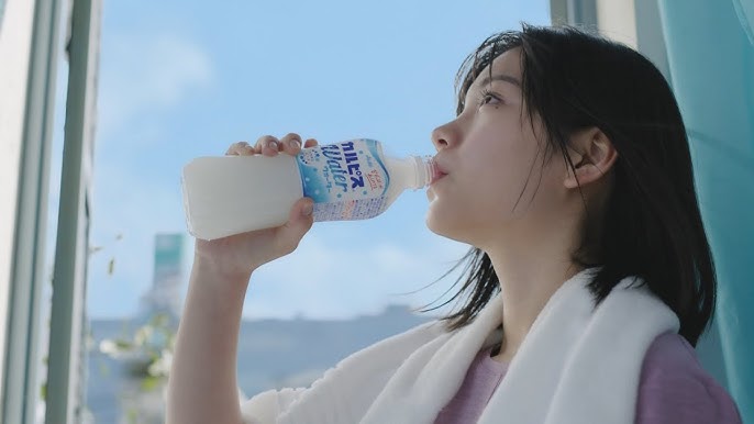 當真あみがカルピスを飲んでいる画像