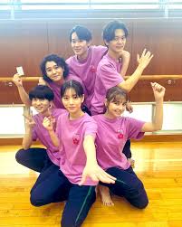當真あみがドラマのキャストとポーズを決めている写真